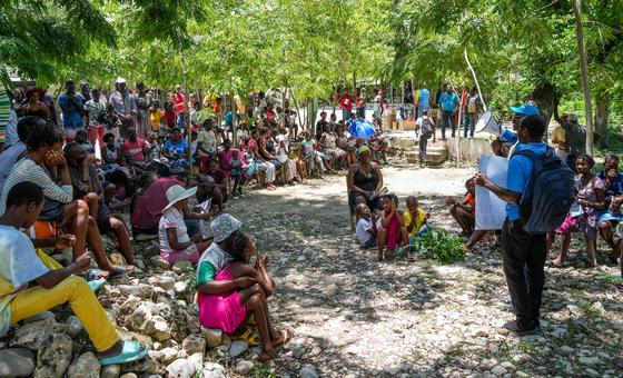 Decenas de desplazados de las comunas haitianas de Mirebalais y Saut-d'Eau asisten a sesiones de concienciación sobre higiene en Boucan-Carré.